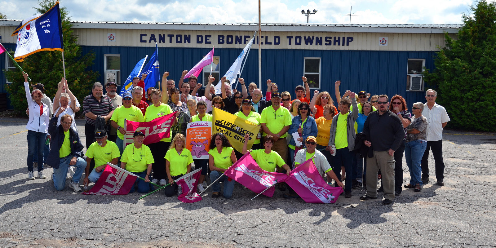 Bonfield workers in front of a building with text "canton de bonfield township"